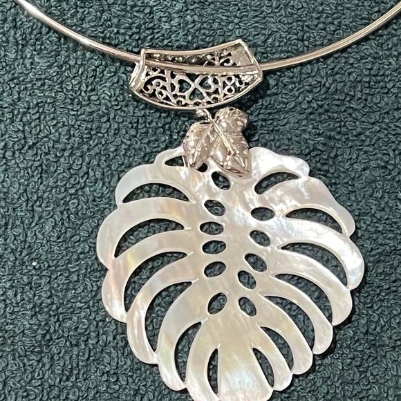 Sarah Coventry Womens Necklace Monstera Pendant - Picture 6 of 10